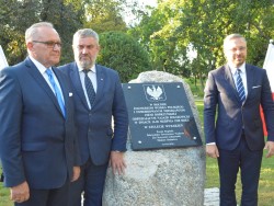Kamień Pamięci w 100-lecie Victorii na bolszewizmem odsłonięty z inicjatywy prezesa DTN w Nadrożu w dniu 16 VIII 2020 r.